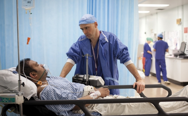 Anaesthetist discusses treatment with a patient